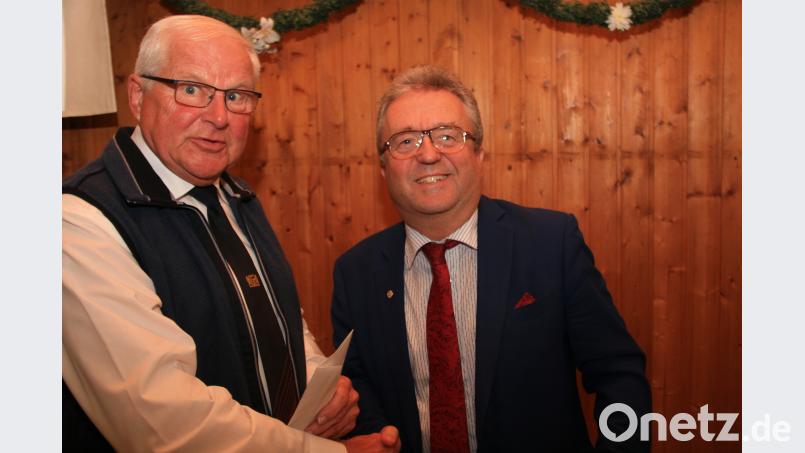 Mit einer Zuwendung unterstützt die Marktgemeinde Wiesau die Vereinsarbeit. Vorsitzender Reinhard Loos (links) bedankte sich bei Bürgermeister Toni Dutz. wro