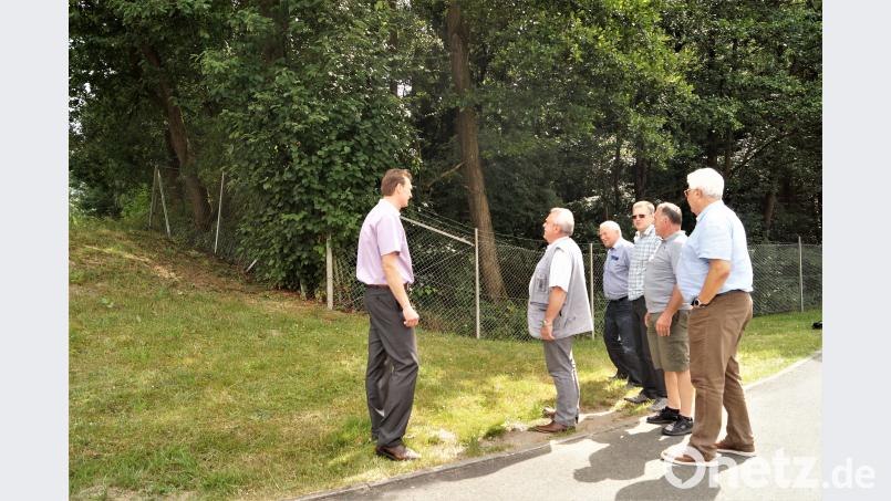 Zweckverbandsvorsitzender Ernst Schicketanz erläuterte den Verbandsmitglieder Boris Damzog, Lothar Leibl, Dieter Bauer, Josef Härtl und Bürgermeister Rupert Troppmann (von links), die Situation mit den Bäumen am Rand der Kläranlage. arw