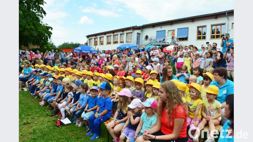 Gebannt verfolgen Kinder und Besucher die Segnung von Glocke und Glockenturm. ü