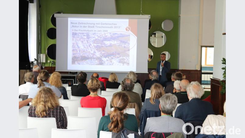 Sehr gut besucht: die Fachtagung „Mehr Grün in der Stadt!“ in Würzburg mit Bürgermeister Franz Stahl als Referent (vorne rechts). exb