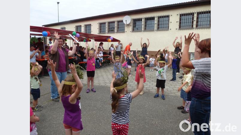 &quot;Ich mag die Bäume, das bunte Laub&quot;, singen  die Kindergartenkinder. bk