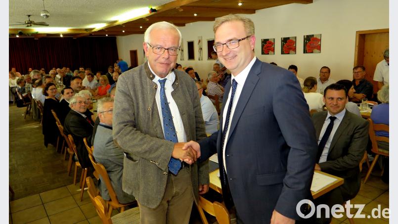 CSU-Kreisvoritzender Alexander Flierl hieß den Fraktionsvositzenden im bayerischen Landtag, Thomas Kreuzer, zur Kreisvertreterversammlung im voll besetzten Saal des Turmrestaurants Obermeier in Klardorf willkommen. Hirsch