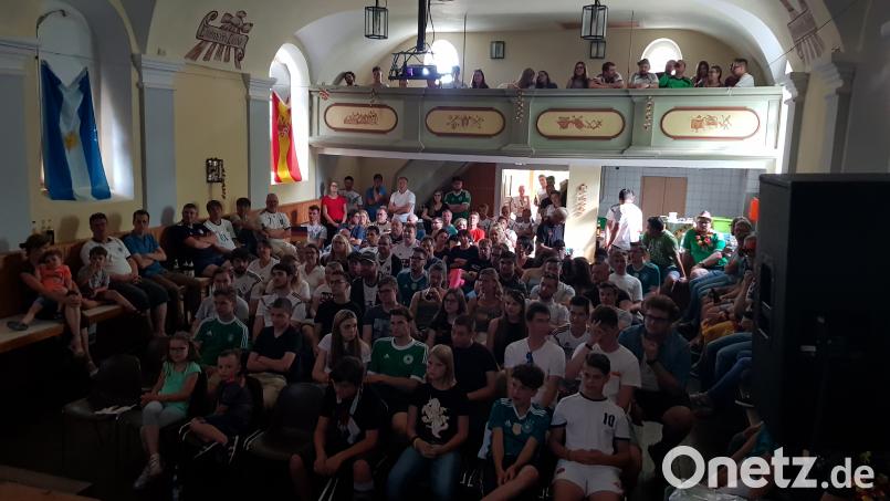 Gemeinsam hoffen und bangen. Auch die weiteren Gruppenspiele der deutschen Mannschaft werden im Gesellenhaus übertragen kaz