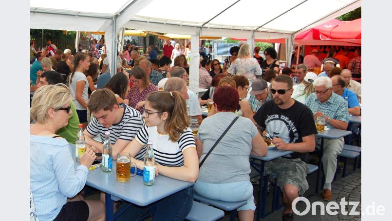 Meike Haas stellt bei der                    Lesung für die 3./4. Jahr-                   gangsstufe den „Lausch-                   apparat“ vor. fsb