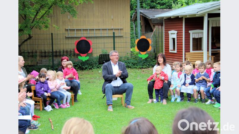 Bürgermeister Peter Braun singt  gemeinsam mit den Kindern ein Lied. bjo