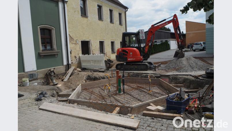 Der Standort für den Granitbrunnen in Form eines liegenden Hexagramms am Rathaus steht fest. gz