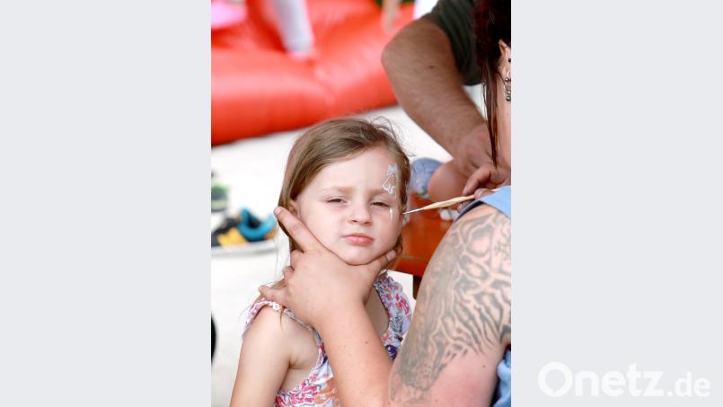 "Tag der offenen Tür" im BRK-Seniorenwohn- und Pflegeheim. Mit dabei das beliebte Kinderschminken durch das Jugendrotkreuz njn