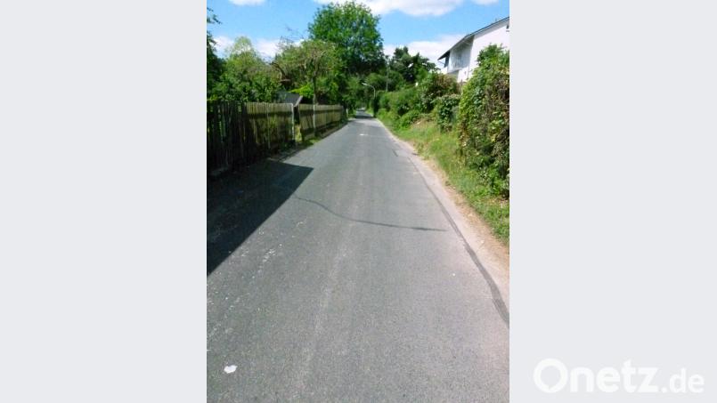 Der schmale Sommerleitenweg dient auch als Durchgangsstraße. rn