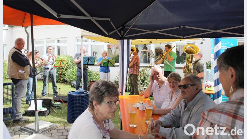Am Nachmittag blies der evangelische Posaunenchor ein Ständchen. njn