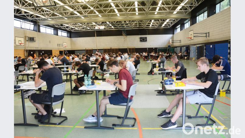 Vorerst zum letzten Mal finden die Abschlussprüfungen der Realschüler in der Turnhalle statt. Im nächsten Jahr ist hier Baustelle. Schönberger