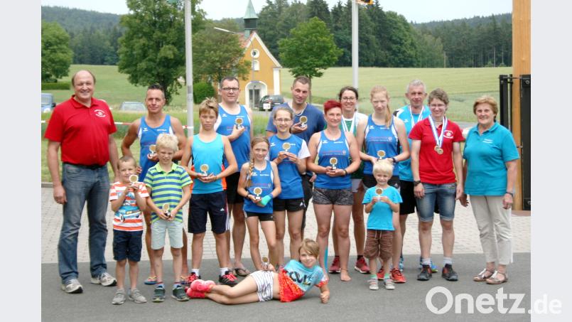 Die Preisträger der Bayerischen Meisterschaft im Sommerbiathlon mit Schützenvorsitzendem Bernhard Wenning (links) und der Vize-Präsidentin des Oberpfälzer Schützenbundes, Herta Zeiler. njn