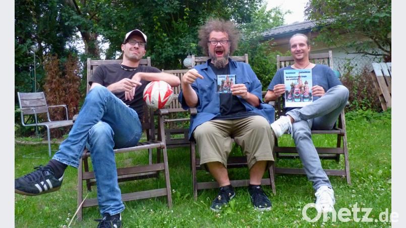 Die Musiker von Kreisklasse haben erneut einen Song zur Fußball-Weltmeisterschaft aufgenommen: Christian &quot;Mr. Zuender&quot; Schopper (von links), Winni Wonder und Michael &quot;Dandi&quot; Dandorfer wollen, dass Deutschland auf dem &quot;Fußballthron&quot; bleibt. exb