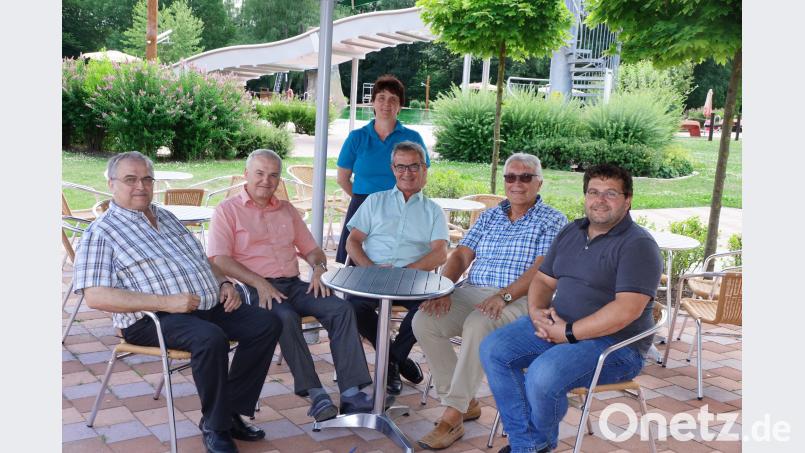 Unter dem schattigen Schirm gefällt es auch den drei Oberpfälzer Bürgermeistern des Naturerlebnisbades: Bruno Busch (von links), Bürgermeister Günter Kopp (Kulmain), Petra Wöhrl, Kemnaths Bürgermeister Werner Nickl, amtierender Bürgermeister von Immenreuth Josef Hecht und Thomas Kaufmann von der Gemeindeverwaltung Immenreuth.. bkr