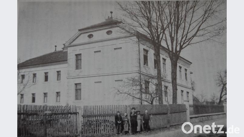 Älteste Ansicht des ehemaligen Asylgebäudes in der Pfarrgasse, in dem bis vor kurzem die Zweigstelle des Amtsgerichts Weiden untergebracht war. dob