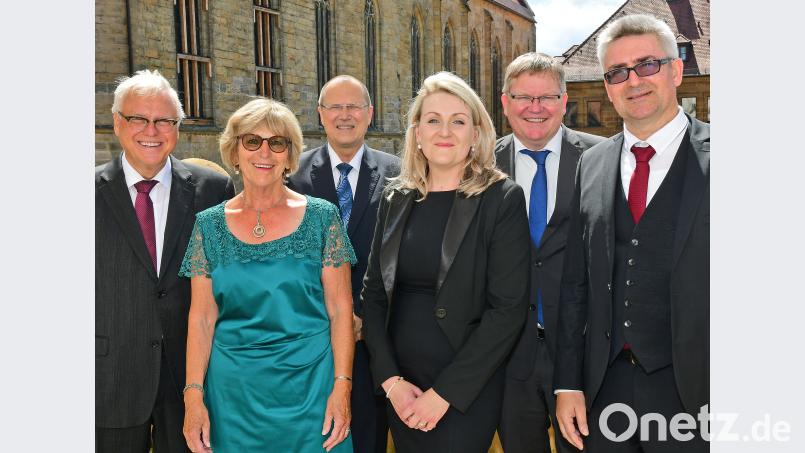 Der bisherige Leiter der Justizvollzugsanstalt, Peter Möbius (links), ist seit 31. März im Ruhestand. Sein Nachfolger Wilfried Schmalzbauer (rechts) hat zum 1. April übernommen. Mit auf dem Bild: Ministerialdirektor Franz Arloth (Dritter von links) und Oberbürgermeister Michael Cerny (Zweiter von rechts) sowie die beiden Ehefrauen, Margret Möbius (Zweite von links) und Katharina Schmalzbauer. Hartl, Petra