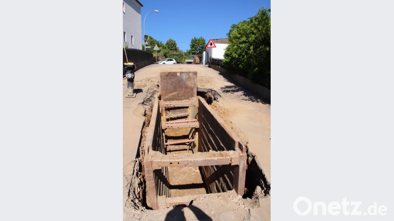 4,20 Meter  musste die Tiefbaufirma in der Rottendorfer Straße &quot;Am Schulberg&quot; graben, um zu dem gebrochenen Wasserrohr zu gelangen. Dobler, Thomas [TD] (<a href=