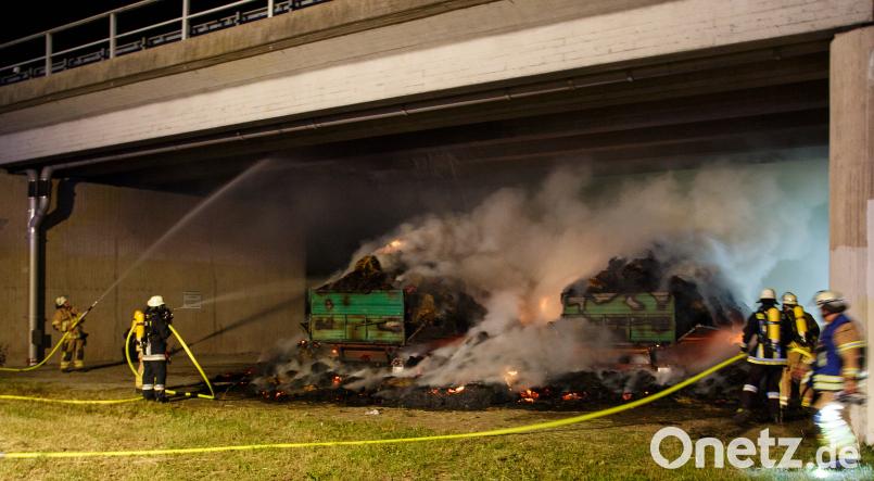 Die Feuerwehr hatte bei dem Brand der beiden Heuwagen auch die Brücke gekühlt. Hösamer