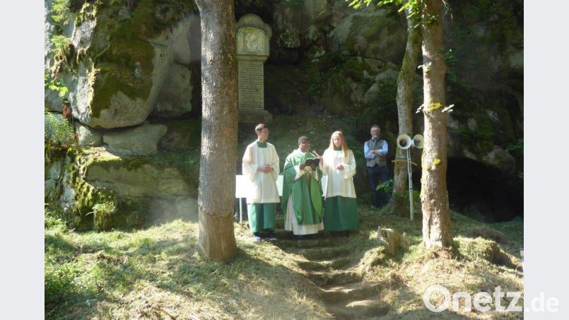 Festlicher Gottesdienst in idyllischer Umgebung: Pfarrer Ozioko zelebriert am Gedenkstein &quot;Alt Neuhaus&quot; einen Gottesdienst. exb