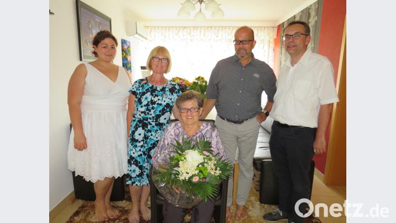 Bürgermeister Konrad Adam (rechts) überbrachte Glückwünsche zum 80. Geburtstags an Hedwig Eberlein (sitzend). Enkelin Sabine, Tochter Helga und Schwiegersohn Christian (von Links) freute sich mit der Jubilarin. Adam, Johann [ADJ]