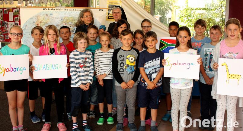 Waltraud Dobmann überreichte in einen Sparschwein die Spende der Schüler und Schülerinnen der Rehbühlschule an die Schwester Ellen. Kreuzer, Reinhard