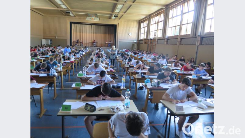 Für 182 Zehntklässler begannen am Mittwoch die Abschlussprüfungen für die Mittlere Reife. Sogar auf die Bühne mussten ob der großen Anzahl an Prüflingen einige der jungen Erwachsenen ausweichen. jzk
