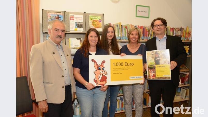 Das Büchereiteam mit Leiterin Sonja Hagn, Marie Schlosser, Monika Bacher (von links) freut sich über die Spende der Bayernwerk AG in Höhe von 1.000 Euro, die Markus Windisch (rechts) überreicht. Bürgermeister Dr. Karl-Heinz Preißer (links) dankte namens der Marktgemeinde auch der Pfarrei für diese Finanzspritze. Beyerlein, Walter [BEY]