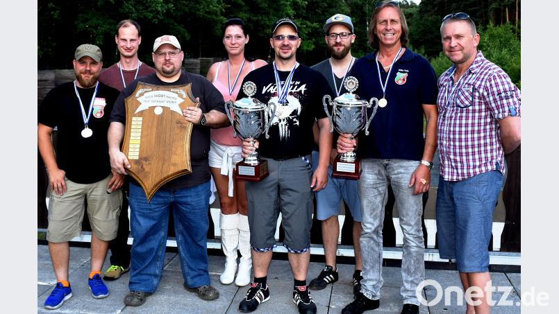 Die Vereinsmeister sind (vorne, von links): Bernhard Lippe, André Schröder, Christoph Galla, Stefan Fuchs und Thomas Koller. Hinten stehen die drei Erstplatzierten des ArtBtl 131. R. Kreuzer