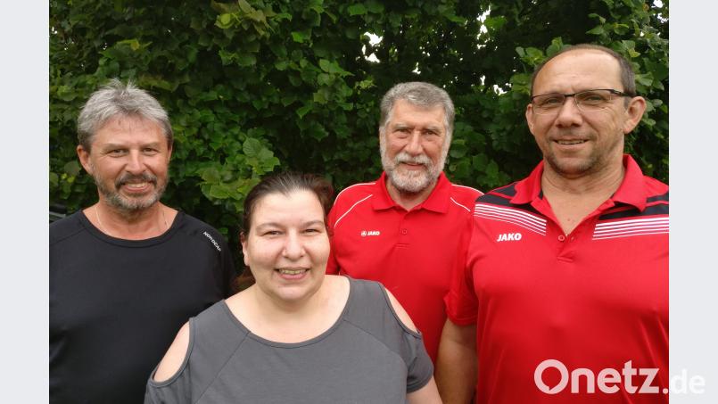 Der Vorstand des Zug- und Begleithundevereins verjüngt sich: Johann Scharnagl (links) übergibt an Andre Petzoldt (rechts) den Stellvertreterposten, Tanja Pree übernimmt den Vorsitz von Jürgen Schittenhelm (Zweiter von rechts). exb