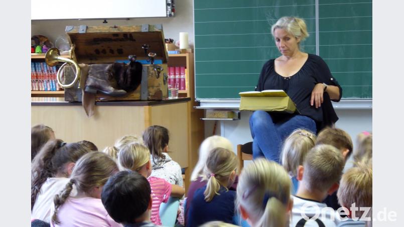 Meike Haas mit der Zauberkiste während der Lesung für die 1. und 2. Klassen fsb