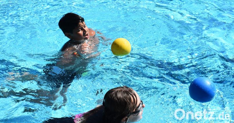 Am Mittwoch wurden die Schulstunden beim Schwimmfest ins Städtische Waldbad verlegt. rgr