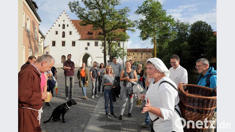 Ekelig und faszinierend: Dass in der Vils einmal Brau- und Abwasser floss, damit hätten die Teilnehmer der Bier-Stadtführung nicht gerechnet. [WSB]
