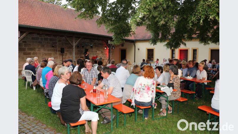 Die Besucher genießen die stimmungsvolle Atmosphäre unter der Linde. rpp