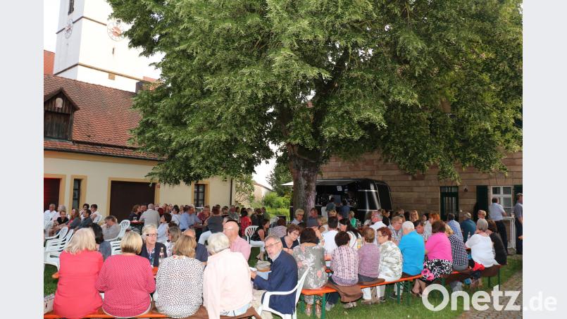 Die Besucher genießen die stimmungsvolle Atmosphäre unter der Linde. rpp