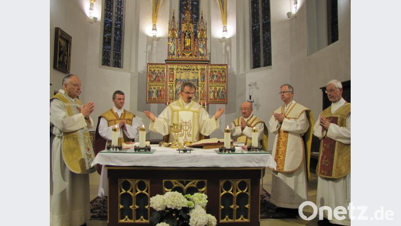 Die Messe anlässlich der 374. Wallfahrt für die Kirche zelebrierten (von links) Stadtpfarrer Georg Flierl, Kaplan Paul Gebendorfer, Pfarrer Martin Besold, Pfarrer Konrad Gruber,  Pfarrer Martin Neumaier und Pater Klaus Kniffki. exb