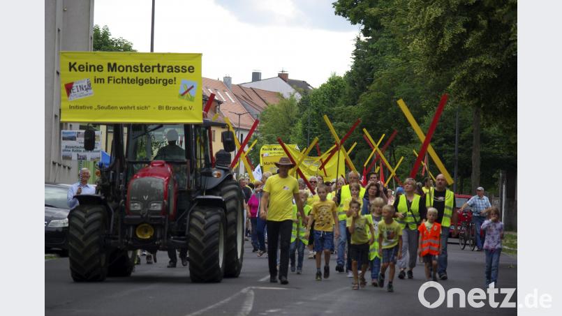 Rot-gelbe Kreuze als Zeichen des Protests: In Marktredwitz demonstrierten etwa mehr als 100 Menschen gegen den Ausbau der Stromnetze. Gerd Pöhlmann