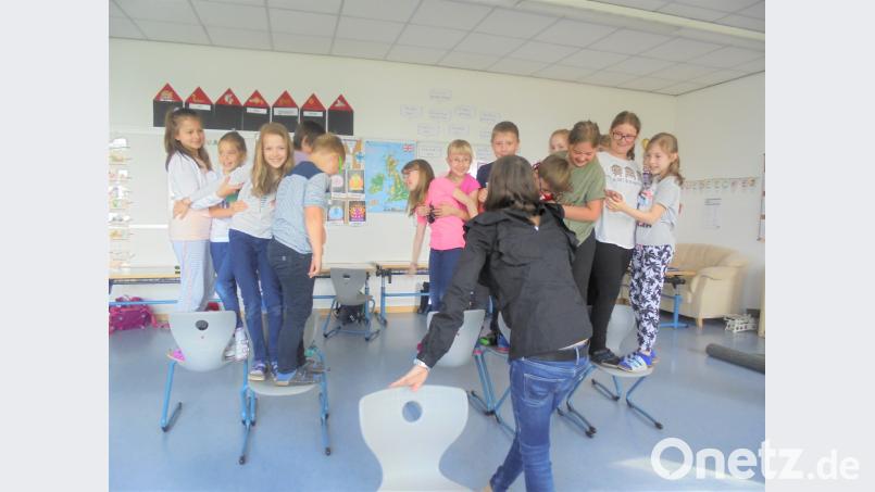 Trainerin Tamara Schildwächter-Reil übt mit  Schulkindern den Umgang mit Konflikten und Gewalt. tu