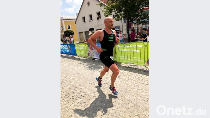 Jörg Weigert, hier auf der Laufstrecke, belegte bei den bayerischen Triathlon-Meisterschaften in der Altersklasse M 40 Platz drei. bha