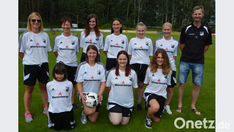 Initiatorin Christine Stadlbauer (links stehend) und ihre Mädels hoffen auf weitere Fußballerinnen, die gerne zum Training an den Freitagen kommen können. SV-Vorsitzender Stephan Andörfer ist mächtig stolz auf die jüngste Abteilung des Vereins und sichert die volle Unterstützung zu. jr