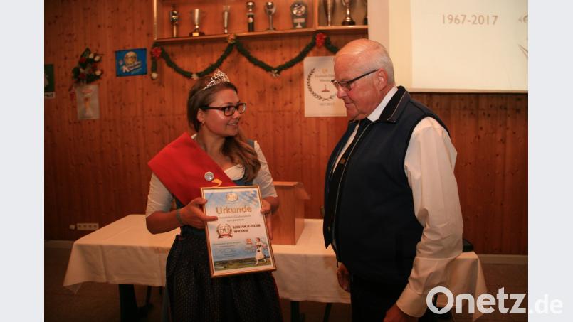 Man werde des ESC Wiesau auch weiterhin gerne zur Seite stehen, versprach „Weißbier-Resi“ Martina Bleistein dem Vorsitzenden des ESC Reinhard Loos. wro