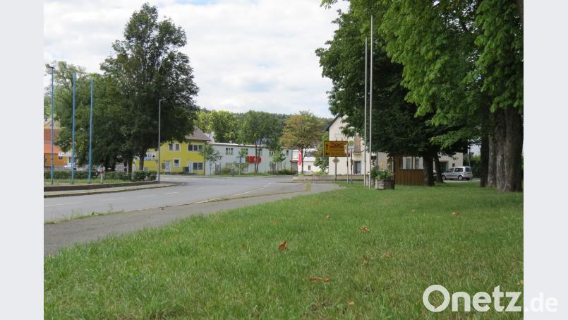 Der geplante Kreisverkehr an den beiden Staatsstraßen 2159/2398 beim ehemaligen AOK-Gebäude rückt in greifbare Nähe. Nach mehreren Umplanungen steht das Konzept. Derzeit laufen noch Gespräche mit Anliegern und letztendlich wird auch die Haushaltslage entscheidend sein, wann die Maßnahme starten kann. Köppl