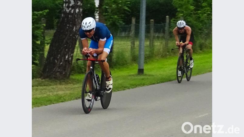 Stephan Pollert (vorne) auf der Radstrecke in Lauingen. exb
