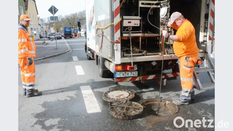 Gibt es irgendwo Wurzeln, die auf Leitungen drücken, Lecks und Risse im Kanalnetz? Das untersuchen Mitarbeiter der Firma Kunzendorf zurzeit im Stadtgebiet. Dabei  treffen sie bisweilen auch auf unangenehme Zeitgenossen. Gabi Schönberger
