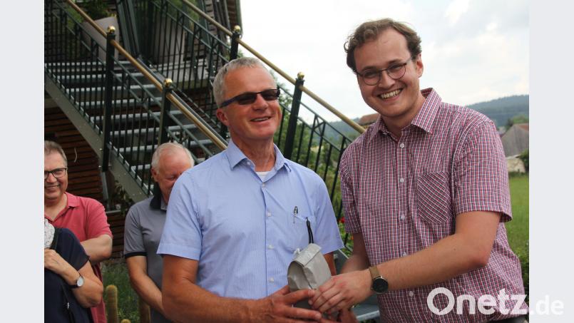 Der Oberviechtacher CSU- Ortsvorsitzende Tobias Ehrenfried (rechts) gab den Gästen als „Wegzehrung“ ein Eisenbart-Elixier mit auf die Heimreise. frd