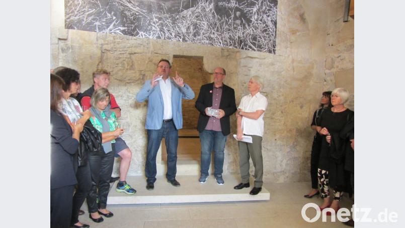 Vernissage für Lola Montez (Mitte, von links): Bürgermeister Hans-Martin Schertl, Stefan Voit von Oberpfalz-Medien und Künstler Albert Braun führen in die Ausstellung ein. aks