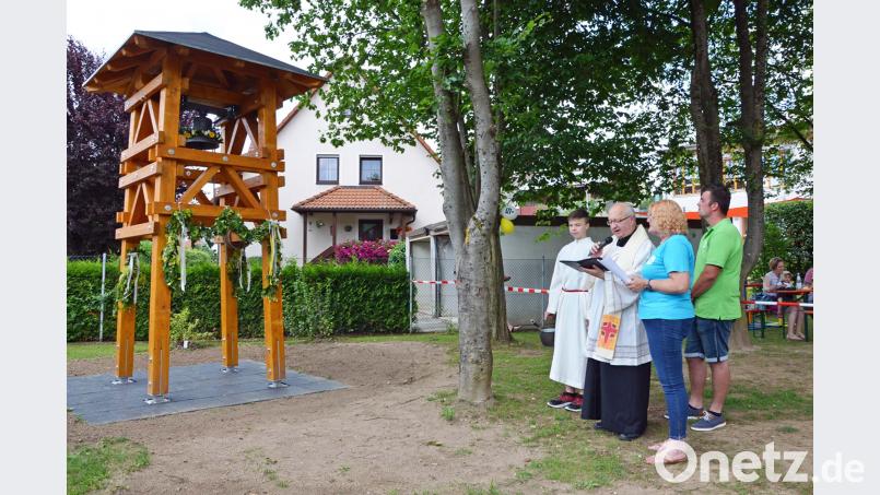 Ein ganz besonderer Programmpunkt bereicherte das Sommerfest im Kinderhaus St. Elisabeth: Pfarrer Helmut Süß bat um den Segen Gottes für die alte Bergkirchenglocke und den neuen Glockenturm auf dem Gelände der Einrichtung. ü