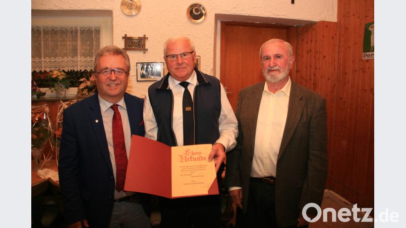 "Ich war nicht informiert“, beschrieb Reinhard Loos (Mitte) seine Ernennung zum Ehrenvorsitzenden. Bürgermeister Toni Dutz (links) und 2. Vorsitzender Georg Saller (rechts) gratulierten. Bild: wro wro