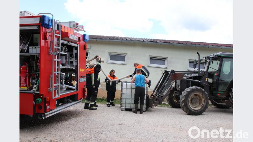 So wie bei Landwirt Michael Drexler in Rottendorf, der für sein Milchviehwirtschaft  5000 Liter Wasser am Tag benötigt, befüllten die Wehren der Gemeinde Schmidgaden auf den Bauernhöfen der betroffenen Dörfer ein ums andere Mal vorrätige Wasserbehälter. Thomas Dobler