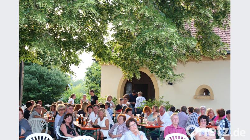 Die Besucher genossen die stimmungsvolle Atmosphäre unter der Linde. rpp