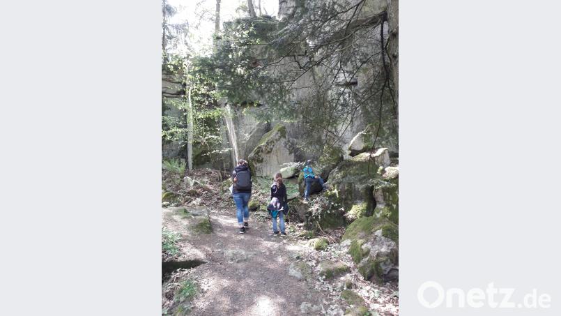 Am „Eixendorfer Seeweg“ passieren die Wanderer stattliche Felsformationen. Stefan Puhane