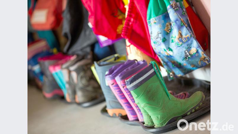 Die Gummistiefelchen der Kinder bleiben vor der Türe stehen. Ähnlich geht es manchen Eltern mit ihren Sprösslingen im Stadtgebiet, die noch keinen Platz für das kommenden Kindergartenjahr 2018/2019 gefunden haben. Die Stadtverwaltung will jetzt Lösungen anbieten. Symbolbild: Jens Büttner/dpa-Zentralbild